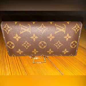 Authentic Louis Vuitton Monogram Brazza Wallet no call outs. Includes bag/box